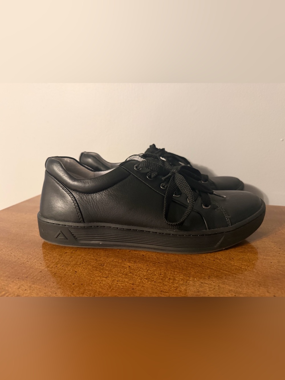 Men's Black Leather Low-Top Lace-Up Sneakers